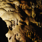 Pod ziemią: Odkrywanie niezwykłego świata jaskiń i ich znaczenie dla nauki i turystyki
